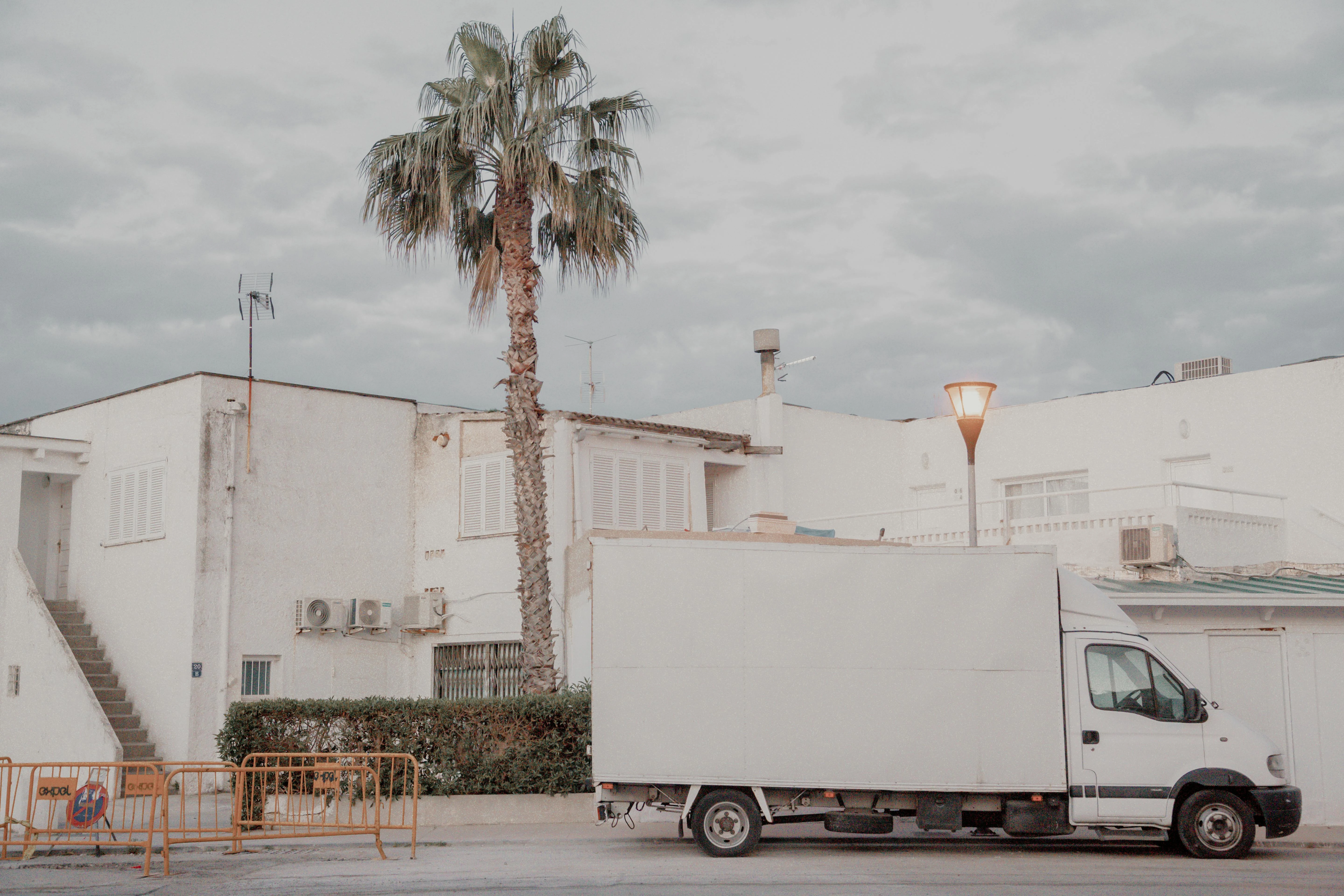 Professional moving truck and crew providing reliable moving services across Florida with fixed pricing and no hidden fees.